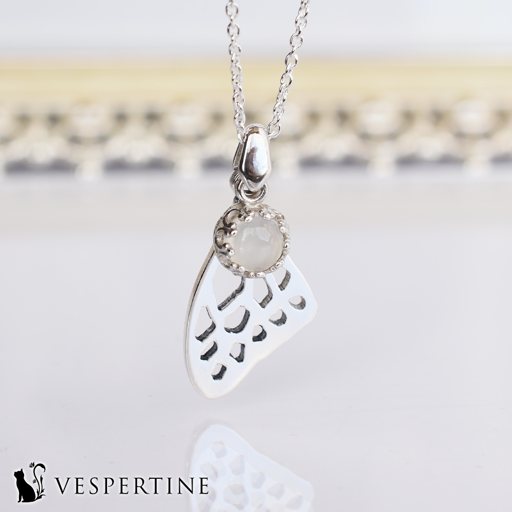 蝶の羽の透かしネックレス